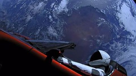 Tesla Roadster yang Dikirim ke Luar Angkasa Kini Ada Dekat Planet Mars