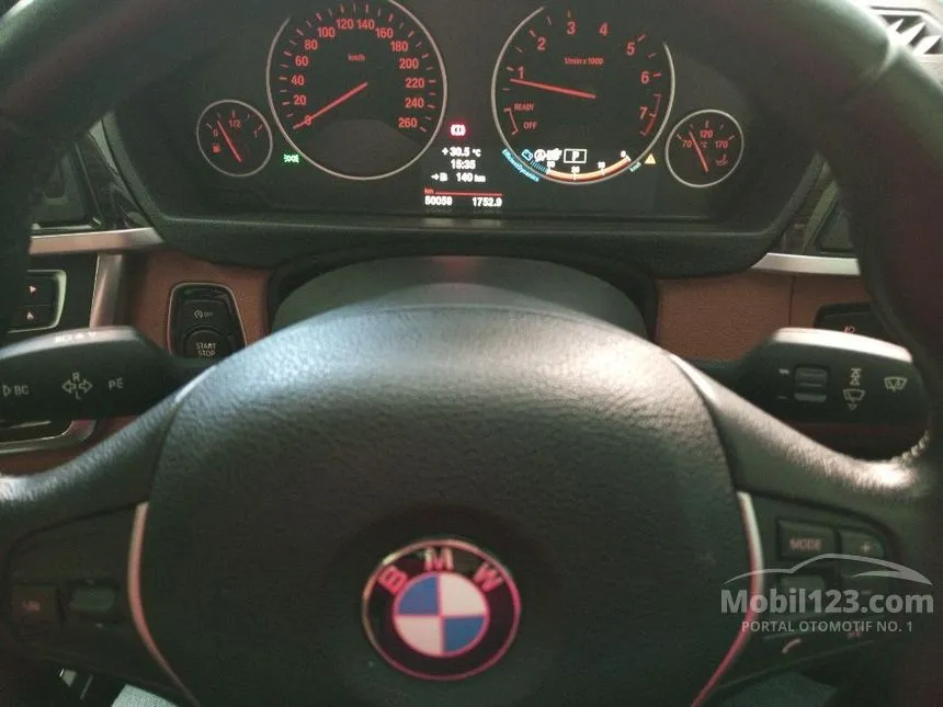 2013 BMW 320i Luxury Sedan