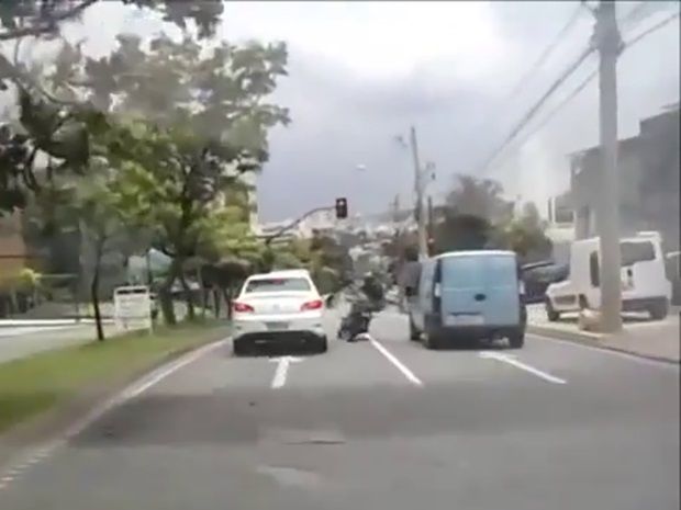Motorcyclist Cannot Keep Road Rage In Check, Gets Injured Because Of It ...
