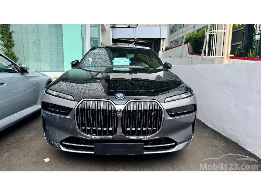 Jual Mobil BMW i7 2025 xDrive60 Gran Lusso (2 Tone Exterior) di Jawa Barat Automatic Sedan Hitam Rp 3.540.000.000