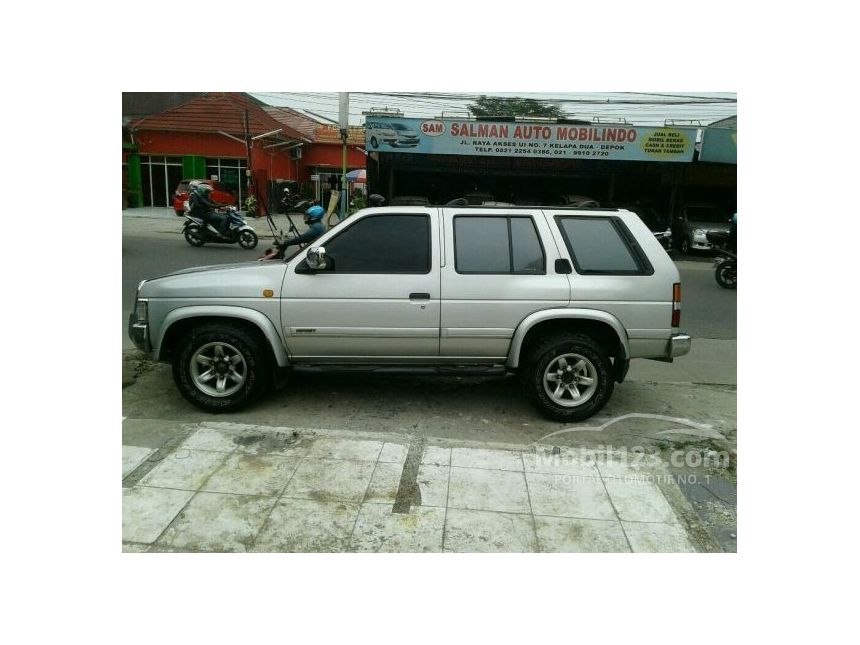 Jual Mobil Nissan Terrano 2002 Grandroad XTR 2.4 di Jawa 