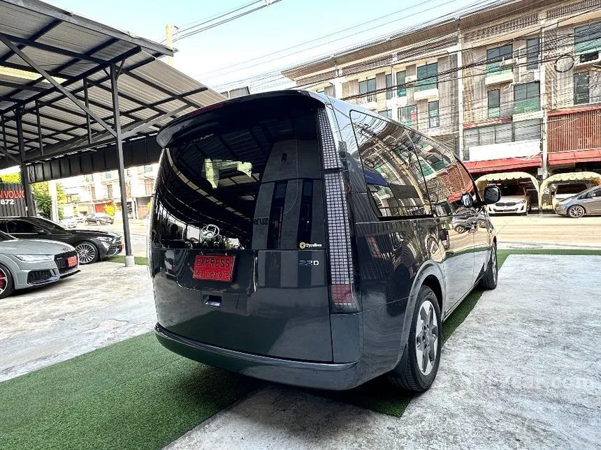 2022 Hyundai Staria SEL Van