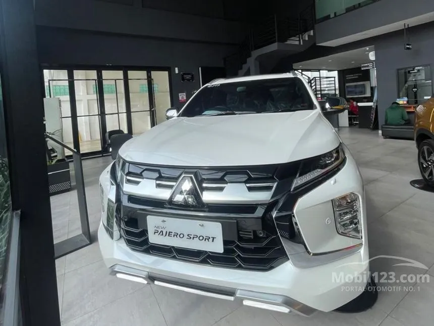 Jual Mobil Mitsubishi Pajero Sport 2025 Dakar 4X2 2.4 di Jawa Barat Automatic SUV Putih Rp 560.000.000