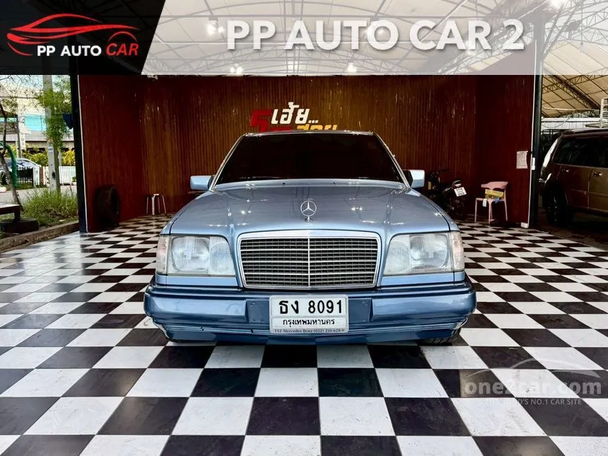 1993 Mercedes-Benz E220 Sedan