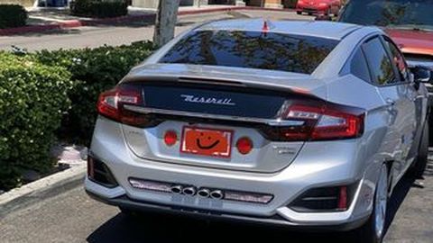 Mobil Honda Ini Jadi Norak karena Pasang Logo Maserati dan Knalpot Bohongan