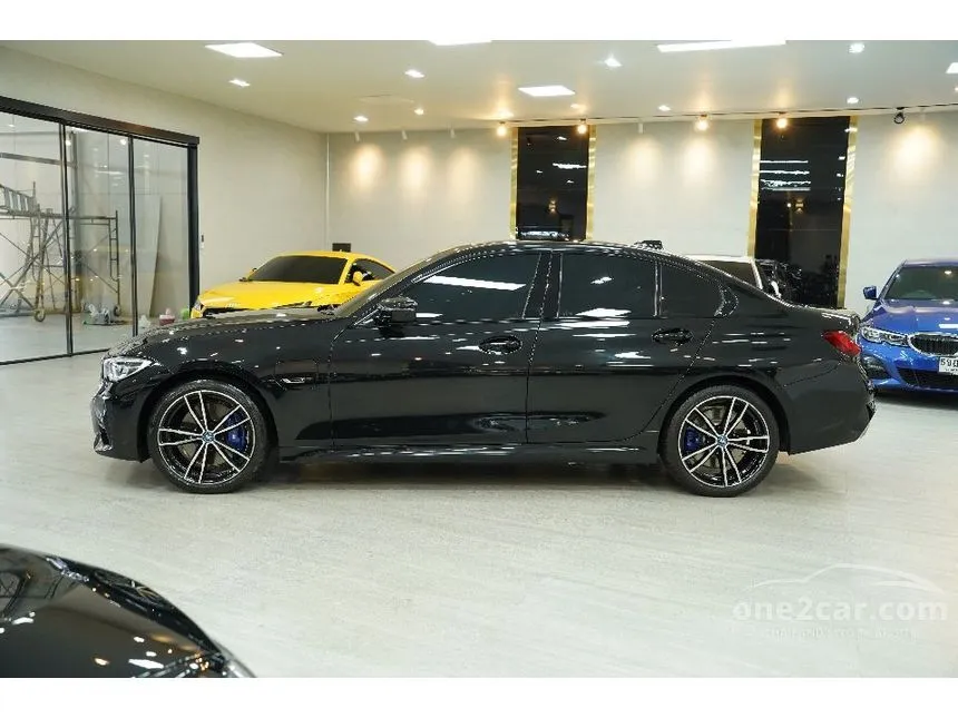 2022 BMW 330e M Sport Sedan