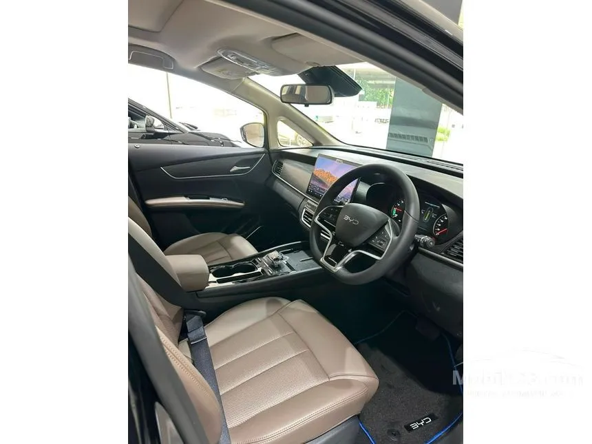 2025 BYD M6 Superior Captain 6 Seater MPV