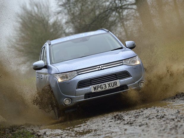Hebat, Mitsubishi Outlander PHEV Bisa Nyalakan Lampu di 150 Rumah Seharian