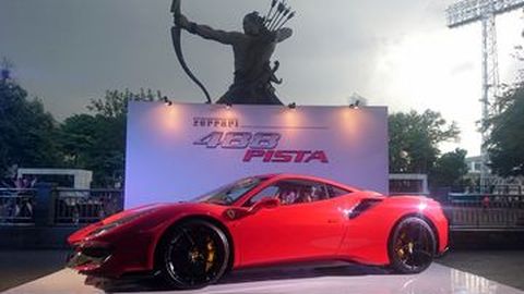Ferrari 488 Pista Jadi Mobil Dambaan Suami Dian Sastro