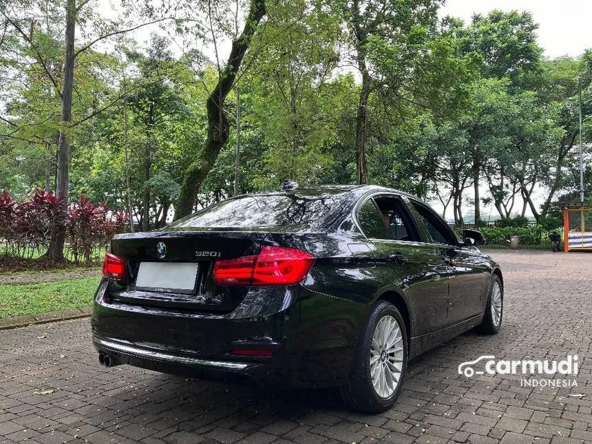 2018 BMW 320i Luxury Sedan