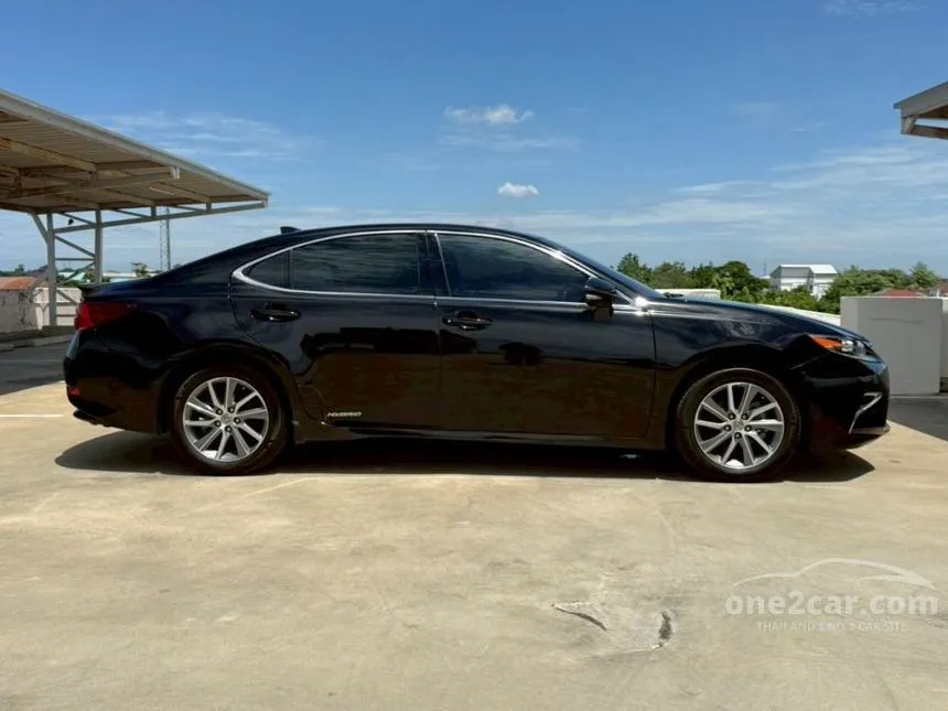 2015 Lexus ES300h Luxury Sedan
