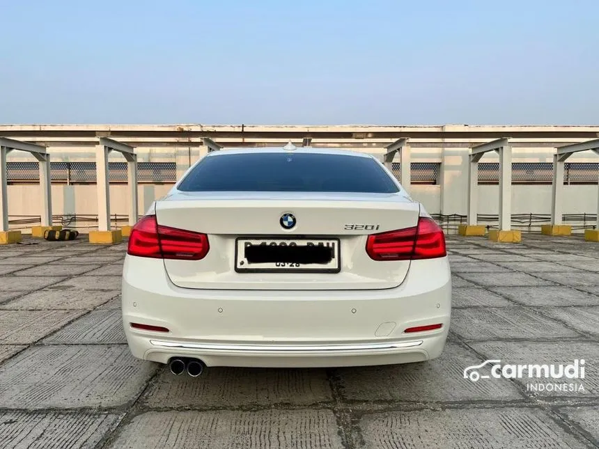 2018 BMW 320i Luxury Sedan