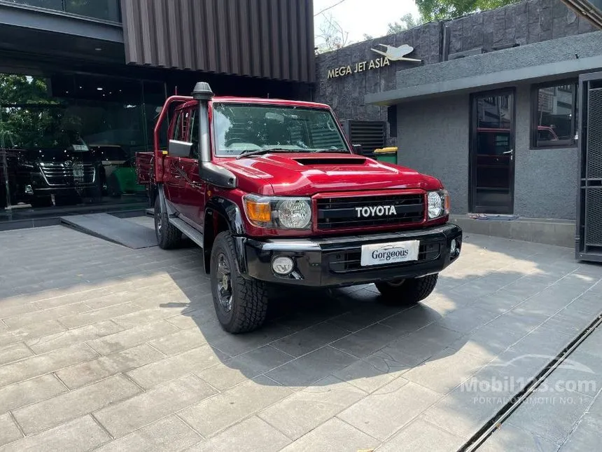 Jual Mobil Toyota Land Cruiser 2023 Double Cab Chassis 79 GXL Dual Cab 4.5 di Jawa Timur Manual Pick