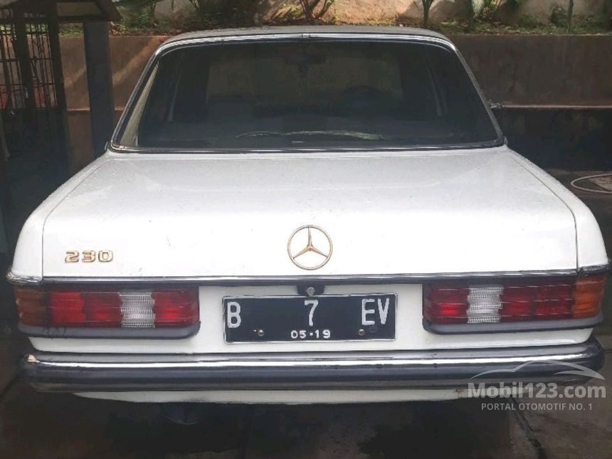 1983 Mercedes-Benz 200 Sedan