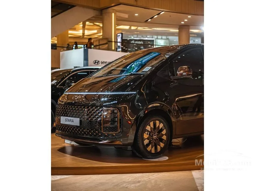 Jual Mobil Hyundai Staria 2024 Signature 9 2.2 di Jawa Timur Automatic MPV Hitam Rp 882.000.000