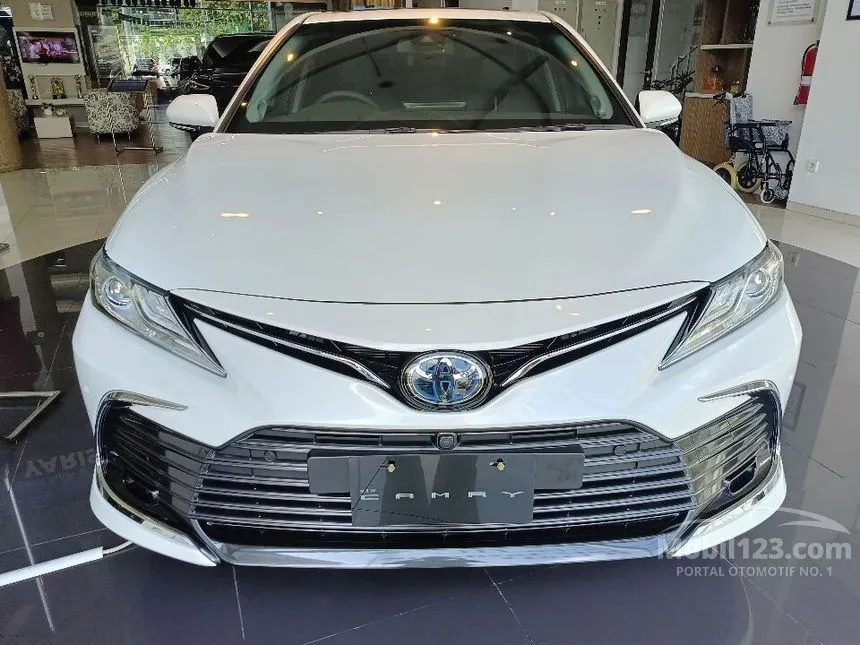 Jual Mobil Toyota Camry 2023 HV TSS 2 2.5 di DKI Jakarta Automatic Sedan Putih Rp 892.000.000