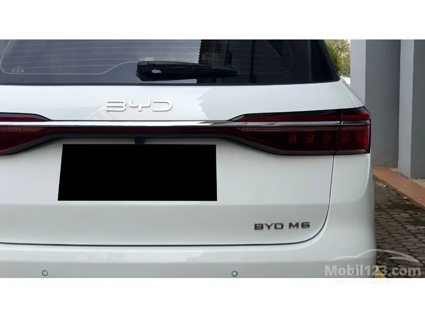 2025 BYD M6 Superior Captain 6-seater MPV