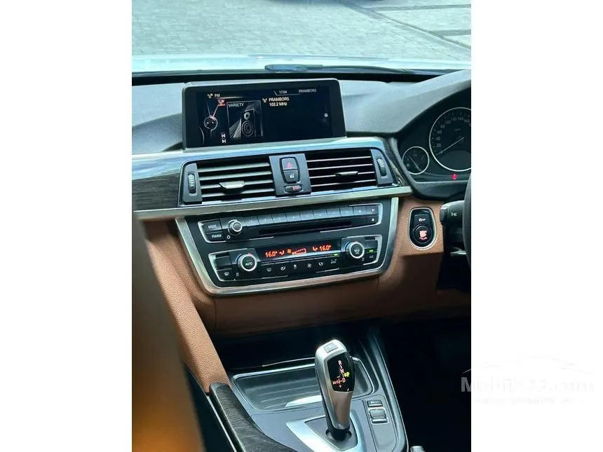 2014 BMW 320i Luxury Sedan