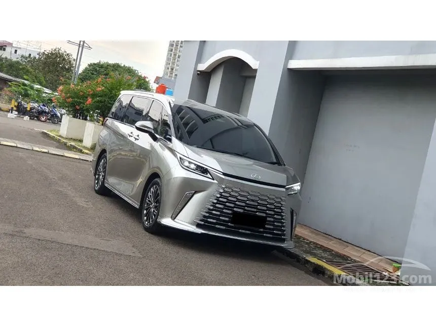 2025 Lexus LM 350h 4 Seater MPV