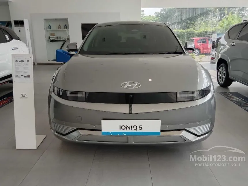 Jual Mobil Hyundai IONIQ 5 2024 Signature Long Range di Jawa Barat Automatic SUV Silver Rp 690.000.000