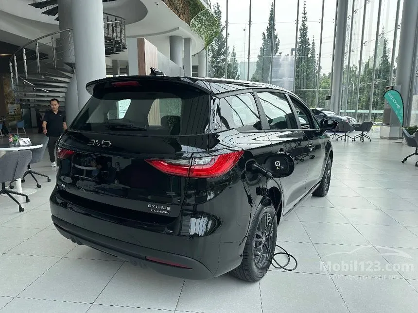 2026 BYD M6 DM-i Classic Standard PHEV MPV