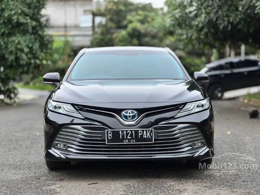2021 Toyota Camry Hybrid Sedan