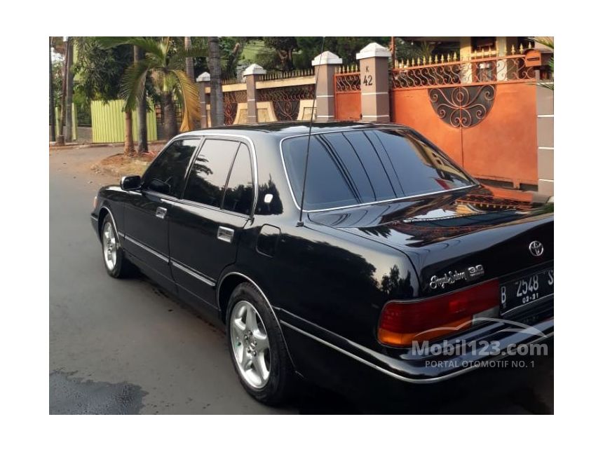 Jual Mobil  Toyota  Crown  2000 Royal  Saloon  3 0 di Jawa 