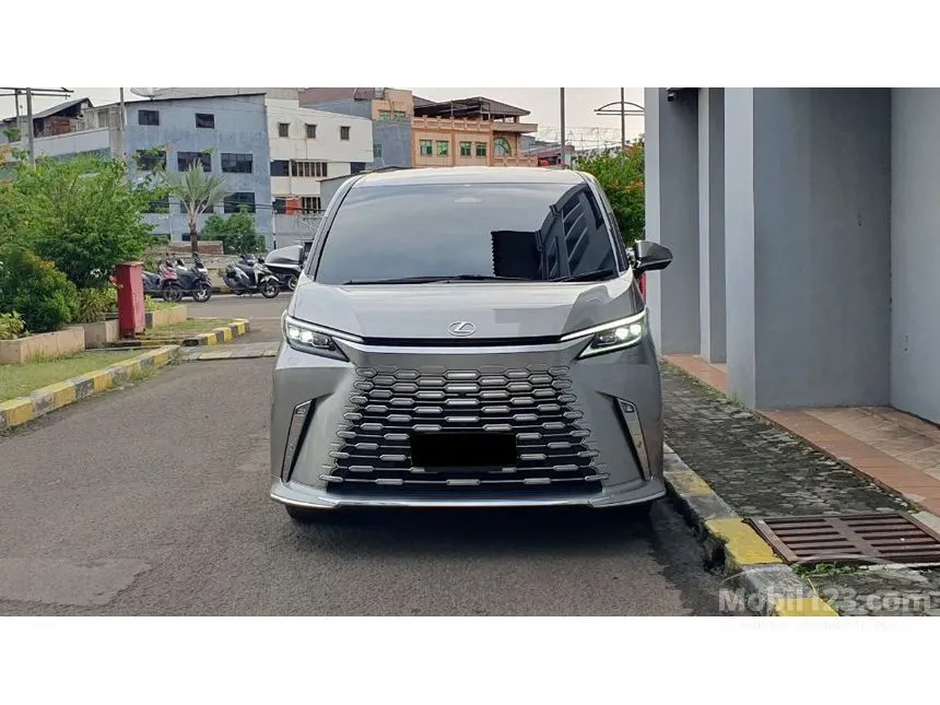 2025 Lexus LM 350h 4 Seater MPV