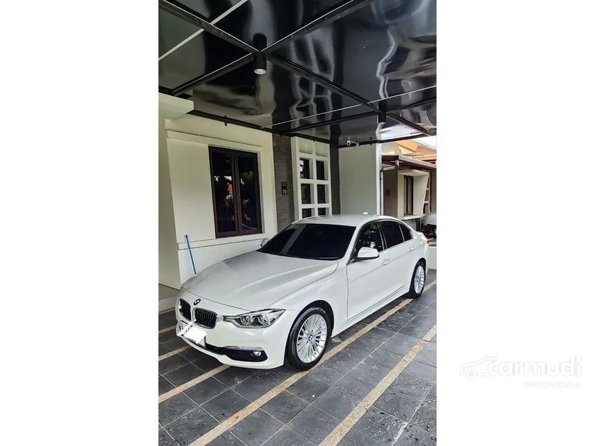 2018 BMW 320i Luxury Sedan