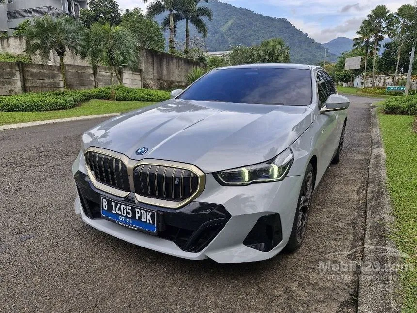 Jual Mobil BMW i5 2024 eDrive40 M Sport di DKI Jakarta Automatic Sedan Abu