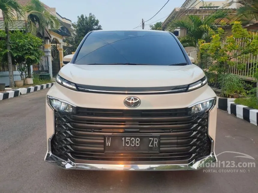 Jual Mobil Toyota Voxy 2022 2.0 di Jawa Timur Automatic Wagon Putih Rp 555.000.000