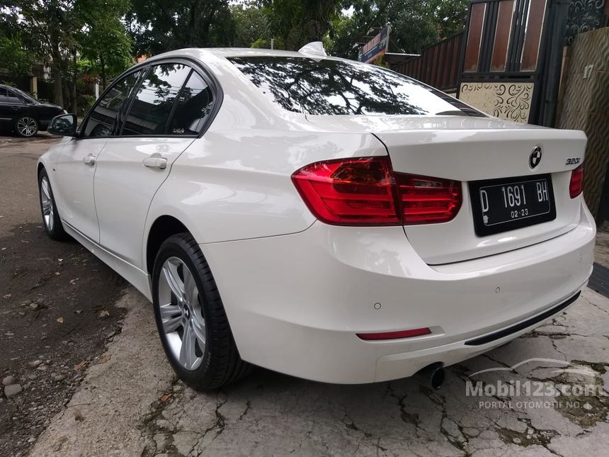 Jual Mobil BMW 320i 2013 Sport 2.0 di Jawa Barat Automatic Sedan Putih 