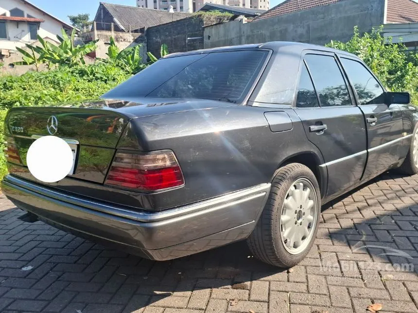 1994 Mercedes-Benz E320 Sedan
