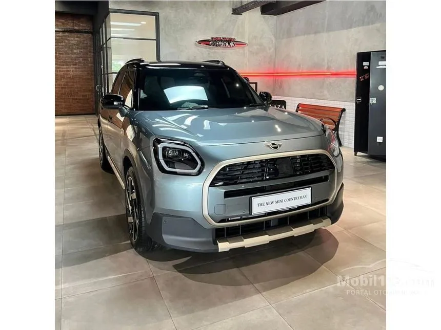 Jual Mobil MINI Countryman 2024 Favoured Trim C 1.5 di Jawa Timur Automatic SUV Hijau Rp 1.103.000.000