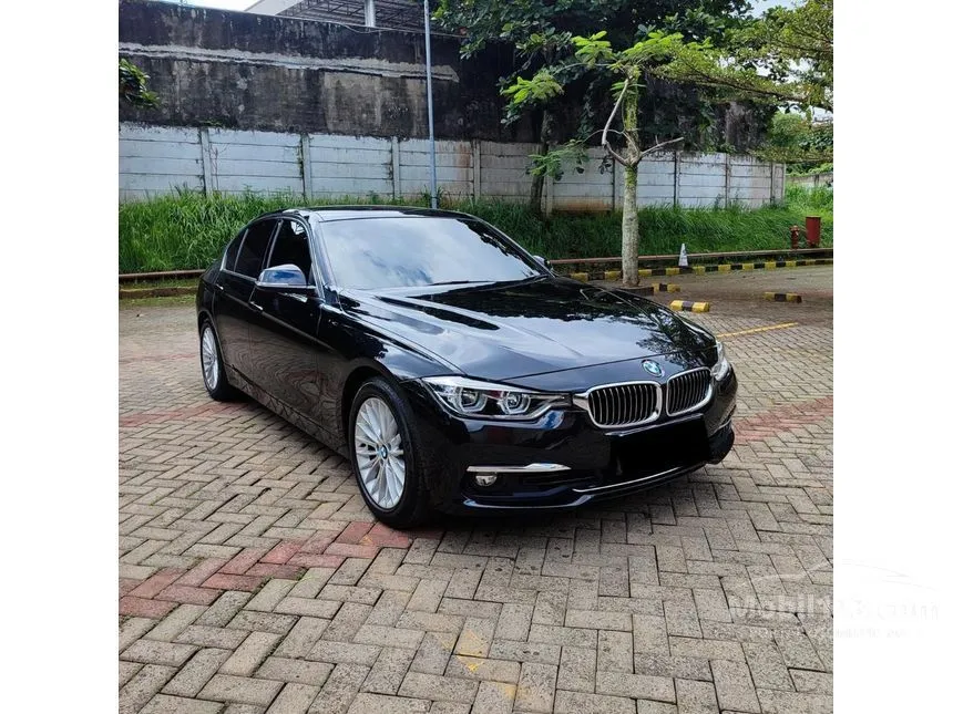 2018 BMW 320i Luxury Sedan