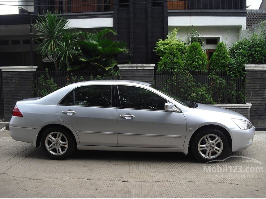 gallery_used car mobil123 honda accord vti sedan indonesia_2932364_mnVEVjh10XJqDwiSOaP3Ci