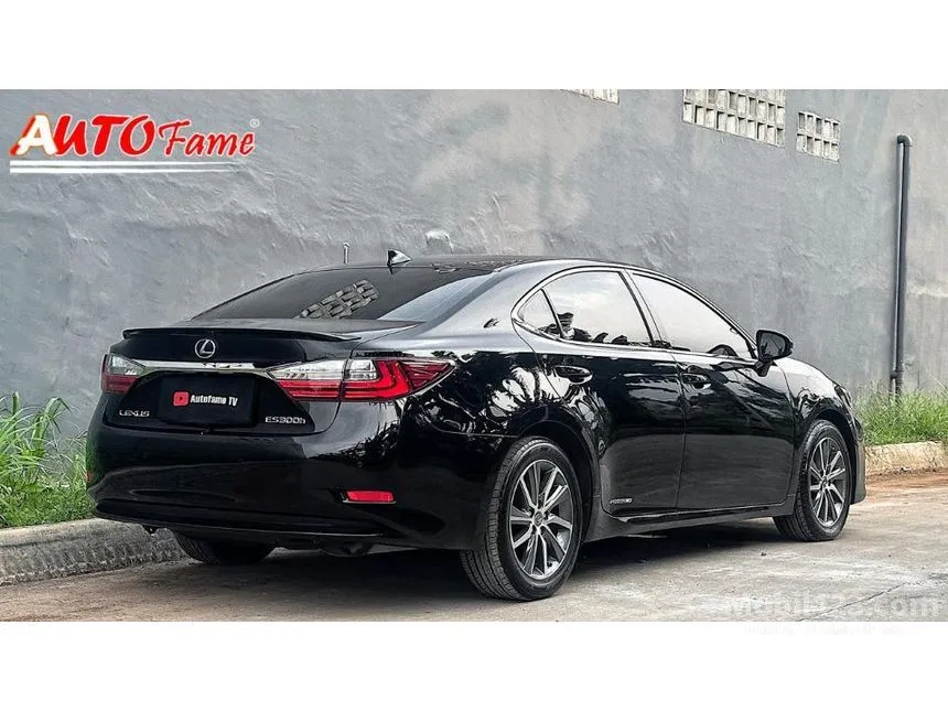 2017 Lexus ES 300h V6 Sedan