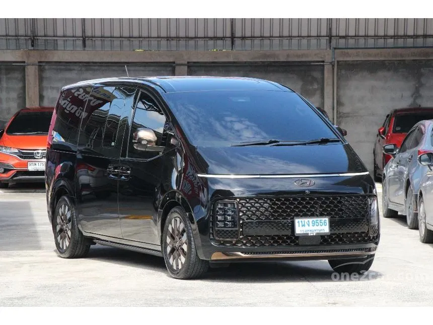 2023 Hyundai Staria Premium with sunroof Van