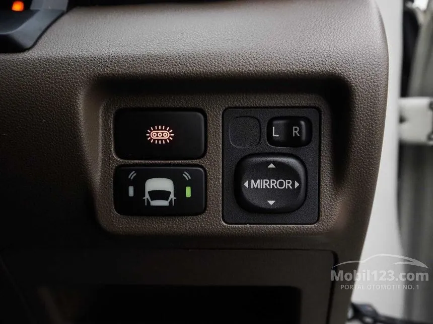 Jual Mobil Daihatsu Xenia 2018 R 1.3 di Jawa Barat Automatic MPV Putih ...