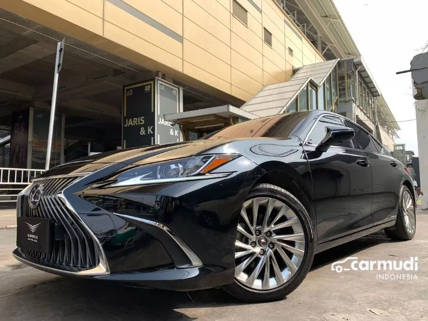 2019 Lexus ES300h Ultra Luxury Sedan