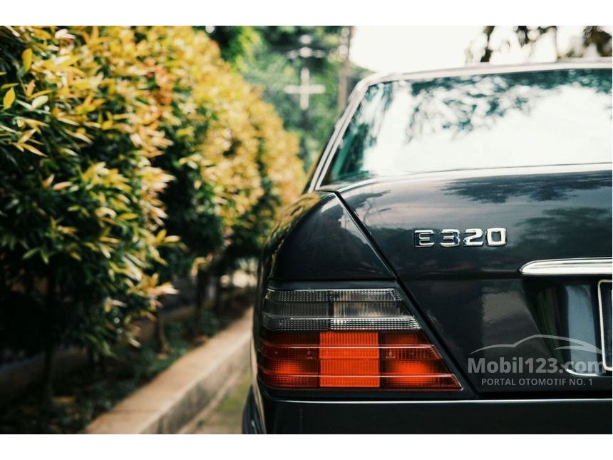 1995 Mercedes-Benz E320 3.2 Automatic Sedan