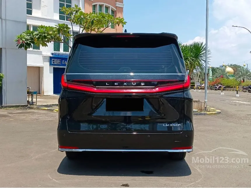 2025 Lexus LM 350h 7 Seater MPV