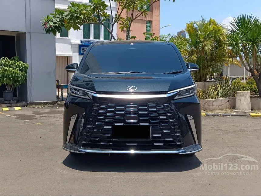 2025 Lexus LM 350h 7 Seater MPV