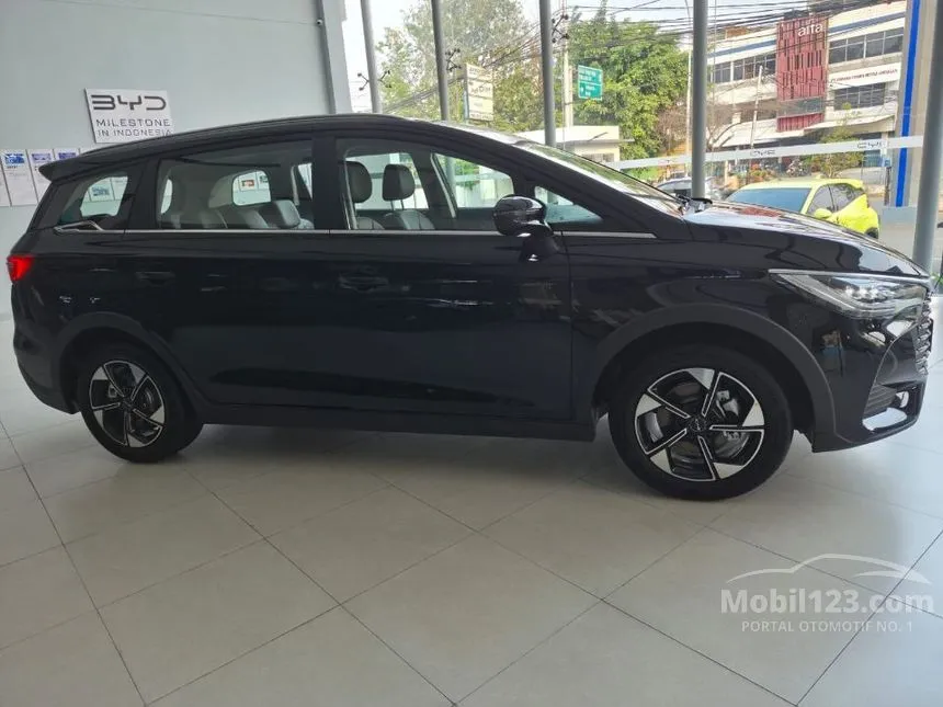 2026 BYD M6 DM-i Cross Superior PHEV MPV