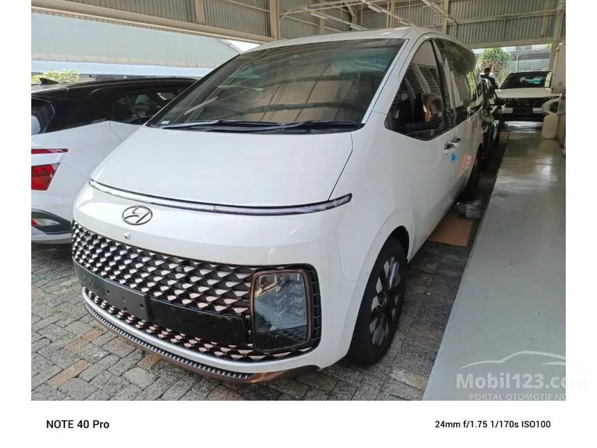Jual Mobil Hyundai Staria 2024 Signature 7 2.2 di Jawa Timur Automatic Wagon Putih Rp 1.030.000.000