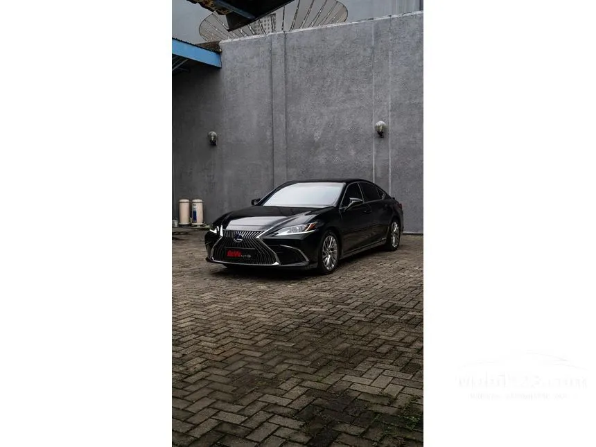 2020 Lexus ES300h Ultra Luxury Sedan