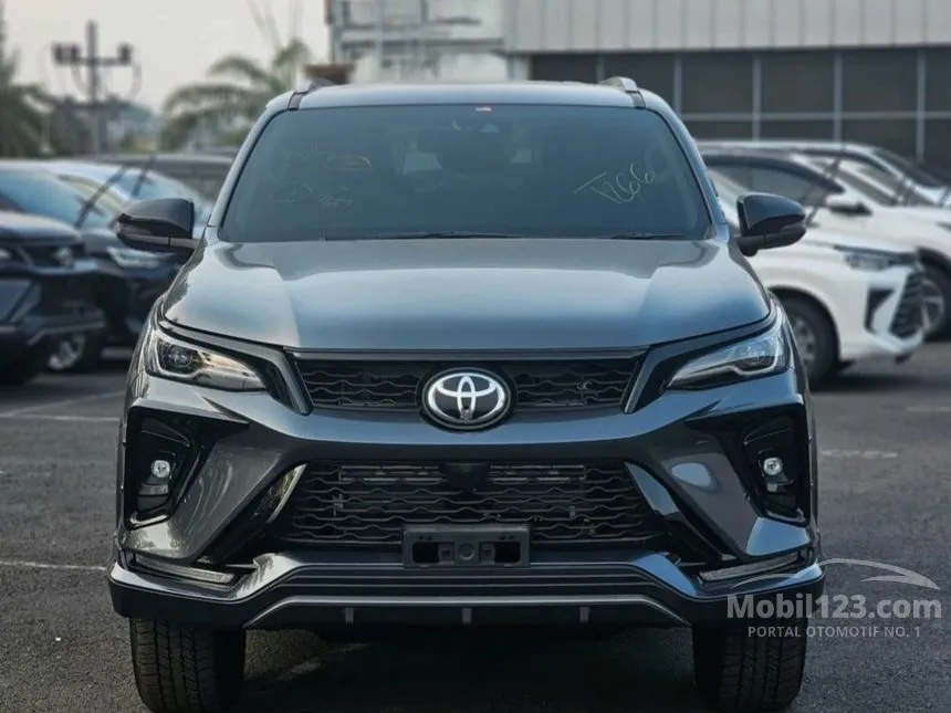 Jual Mobil Toyota Fortuner 2024 VRZ TSS GR Parts Aero Package 2.8 di Sumatera Barat Automatic SUV Abu