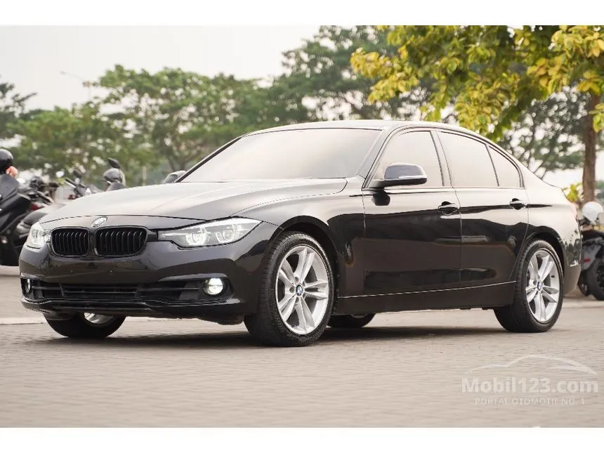 Jual Mobil BMW 320i 2019 Sport Shadow Edition 2.0 di Banten Automatic Sedan Hitam Rp 449.000.000