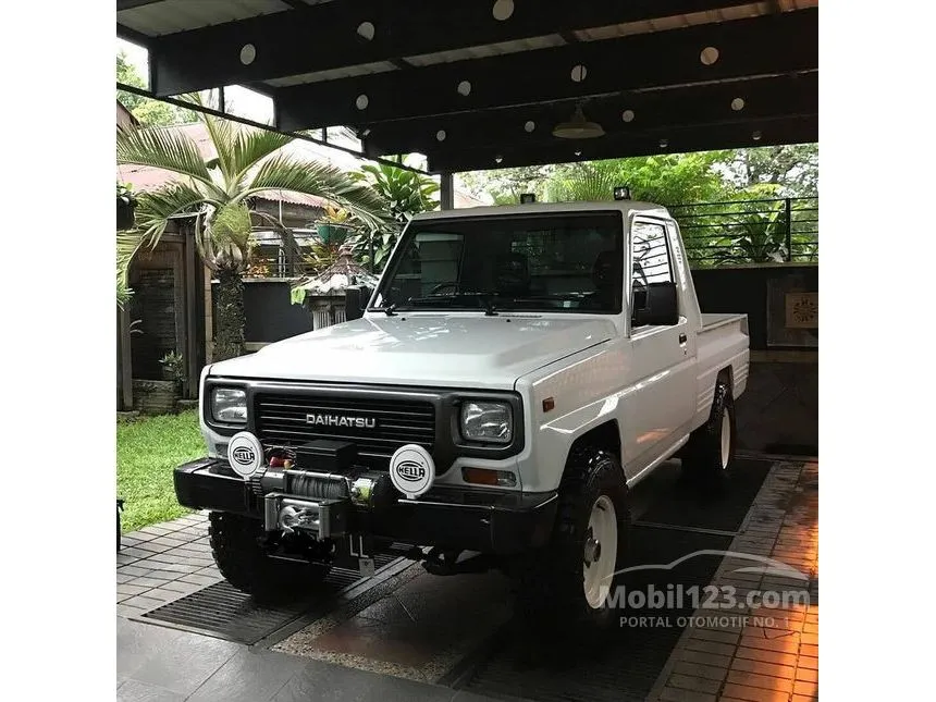Legenda Jalanan: Mengupas Kisah Toyota Avanza 1998 Putih