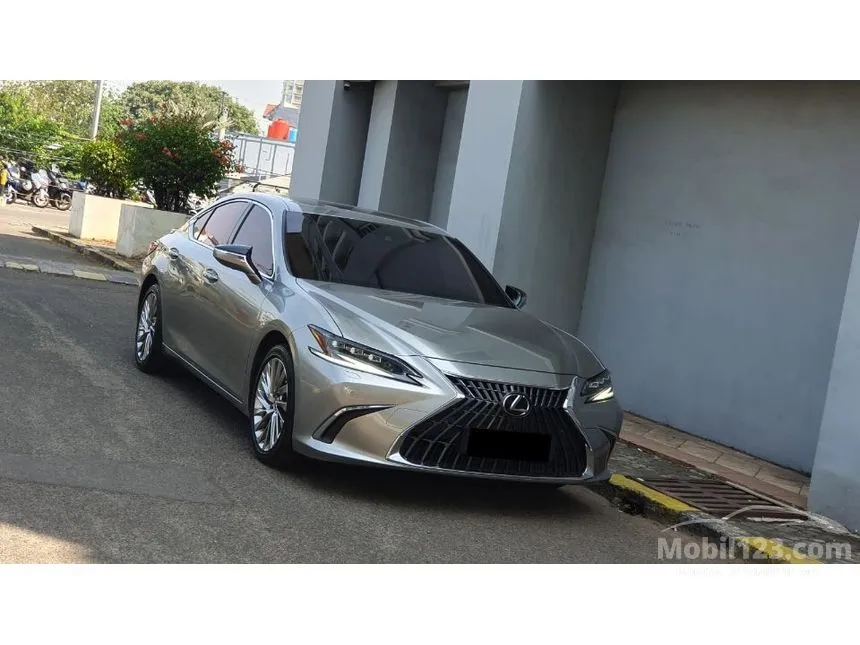 2023 Lexus ES 300h Ultra Luxury Sedan